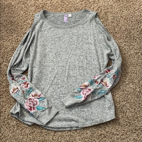 Cold shoulder embroidered sweater - Picture 2 of 5